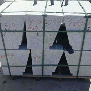 常州 芝麻白异形坐凳，石凳