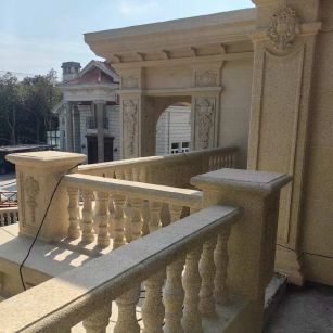 常州 黄金麻别墅外墙干挂雕花配合阳台栏杆花瓶柱