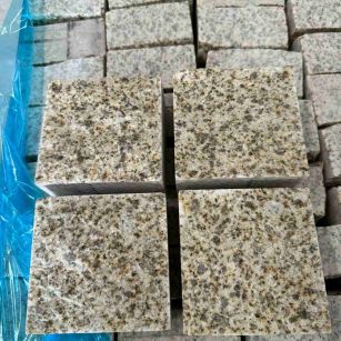 常州 黄金麻花岗岩自然面小方块，弹石，马蹄石等