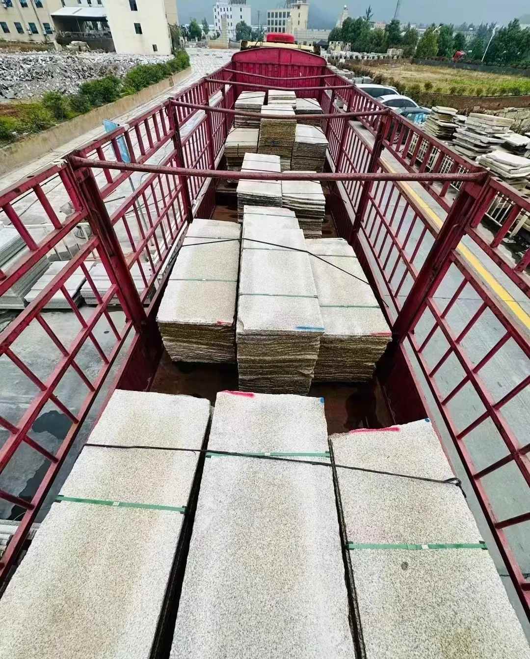 常州 黄金麻花岗岩荔枝面，光面毛板装车完成