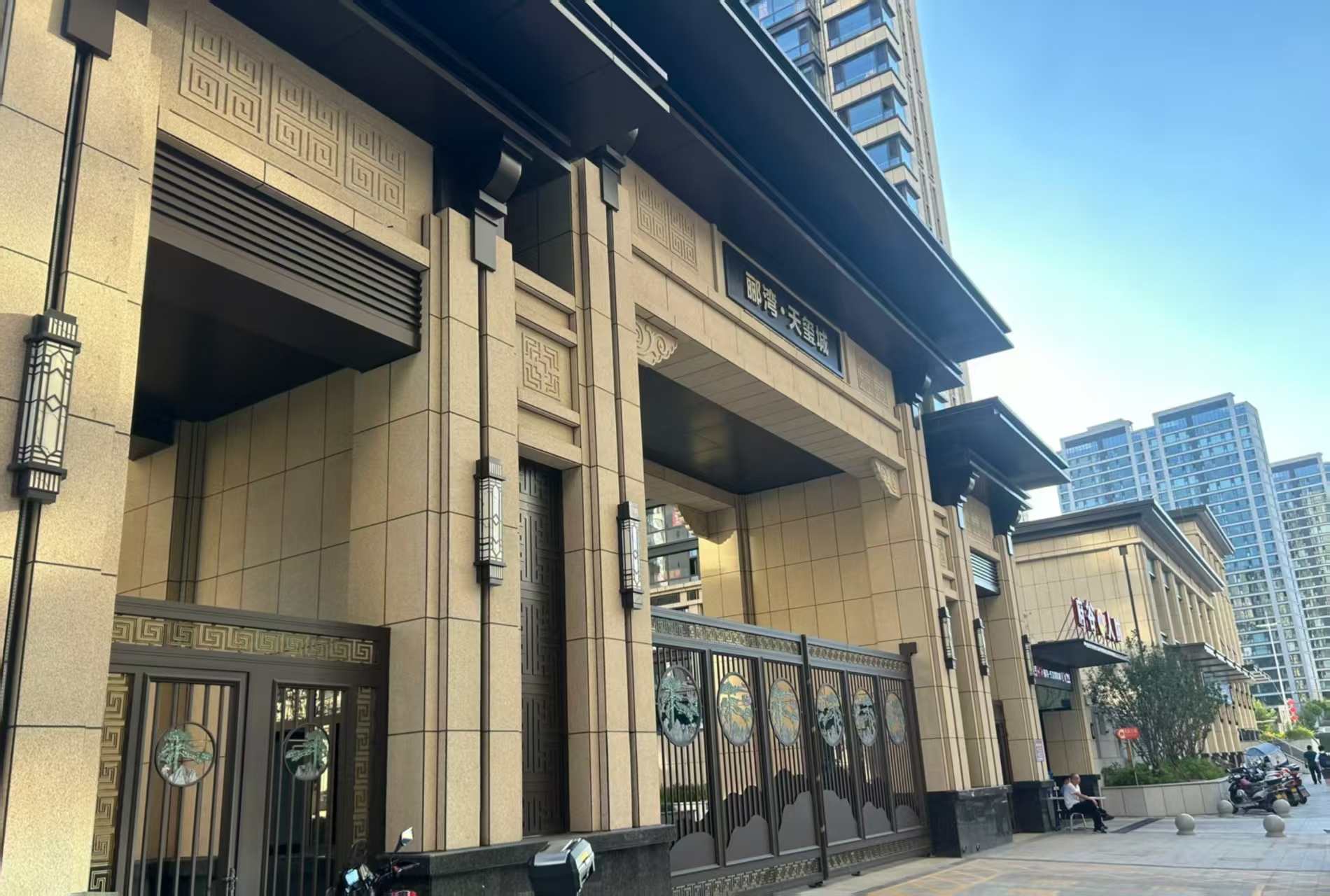 常州 黄金麻花岗岩荔枝面小区门楼外墙干挂