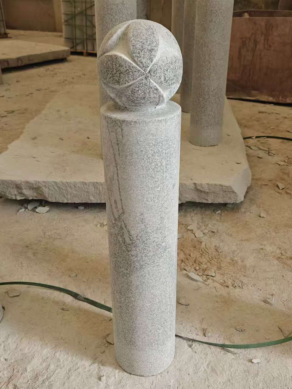 常州 芝麻白花岗岩石材挡车石柱、停车柱、圆柱挡车柱、方柱挡车柱等