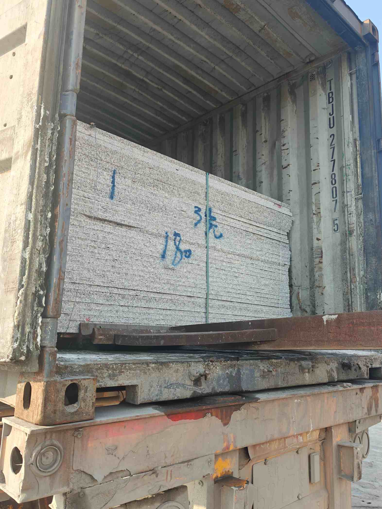 常州 芝麻白花岗岩石材3.0公分光面毛板装柜出货