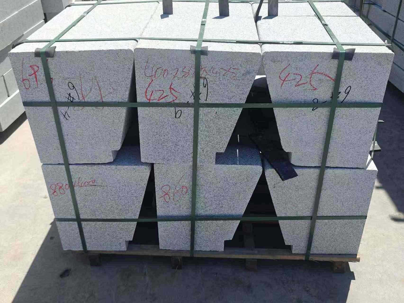 常州 芝麻白异形坐凳，石凳