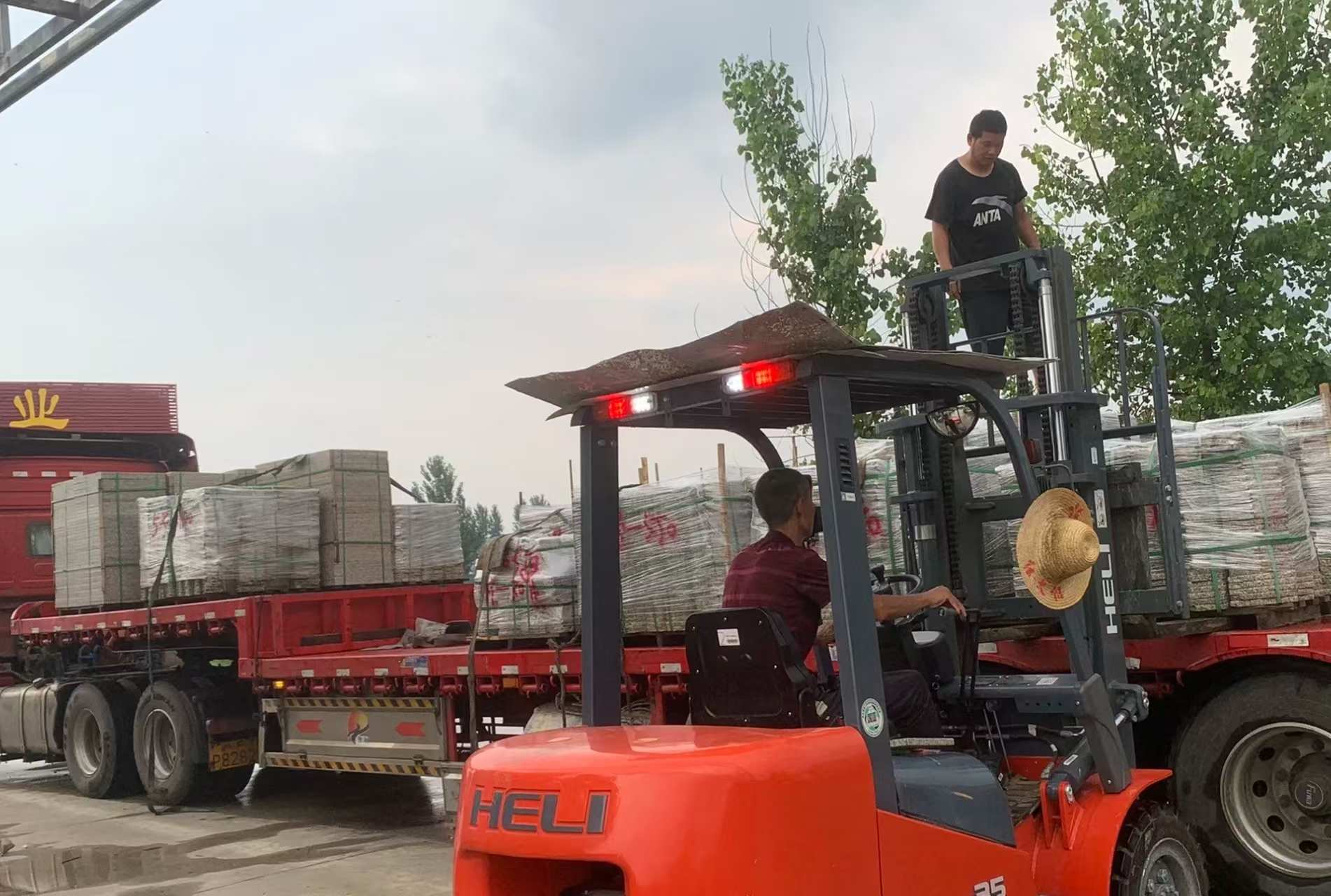 常州 黄金麻冰裂纹，地铺石装车