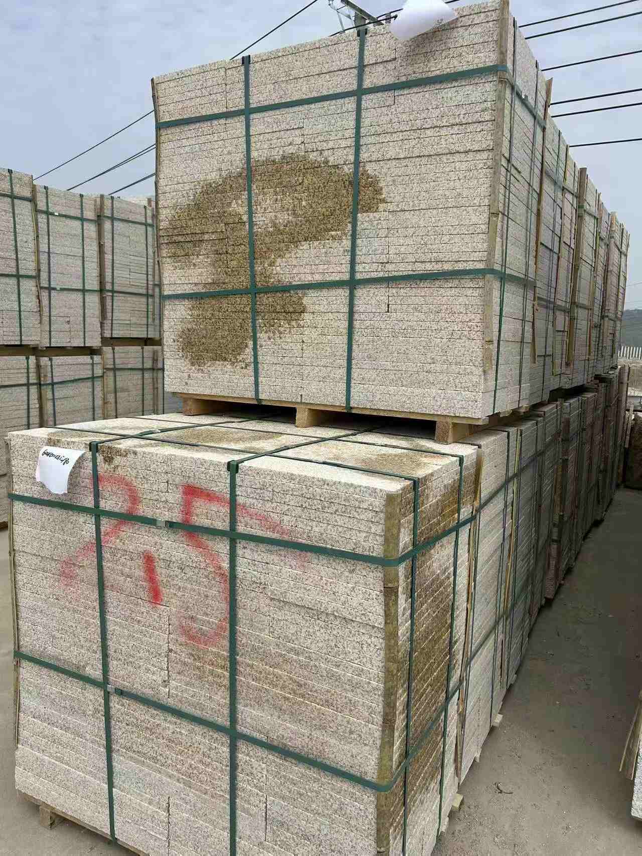 常州 黄金麻花岗岩石材荔枝面地铺石2.5*300*600