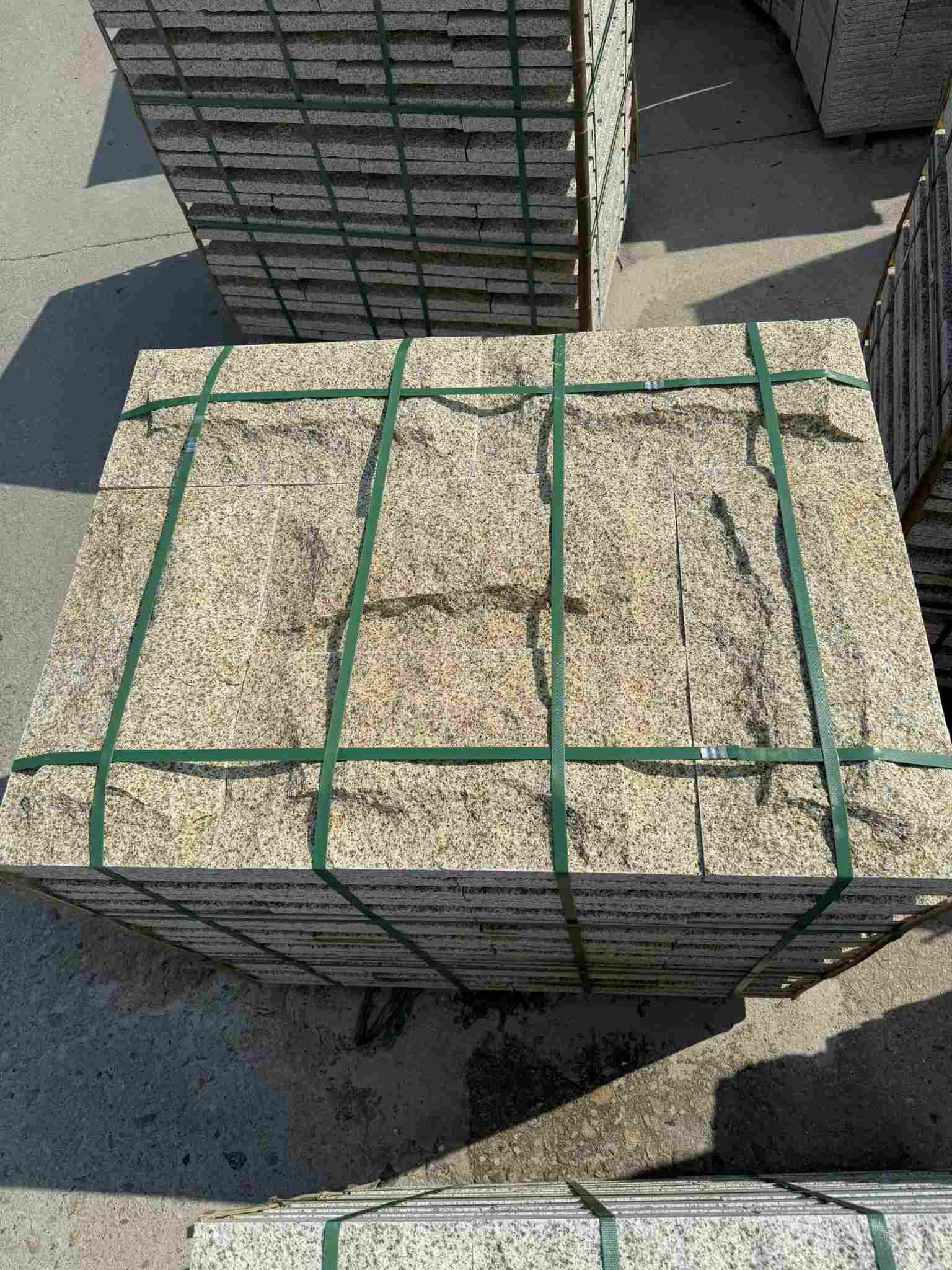 常州 黄金麻花岗岩石材自然面蘑菇石成品