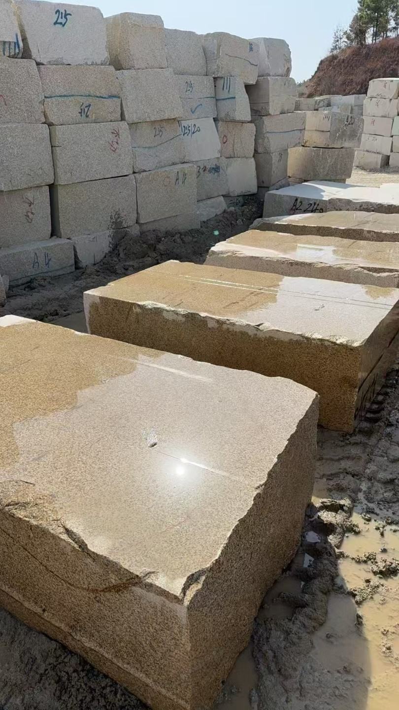 常州 黄金麻方料堆场洗料分选中，原材料充足