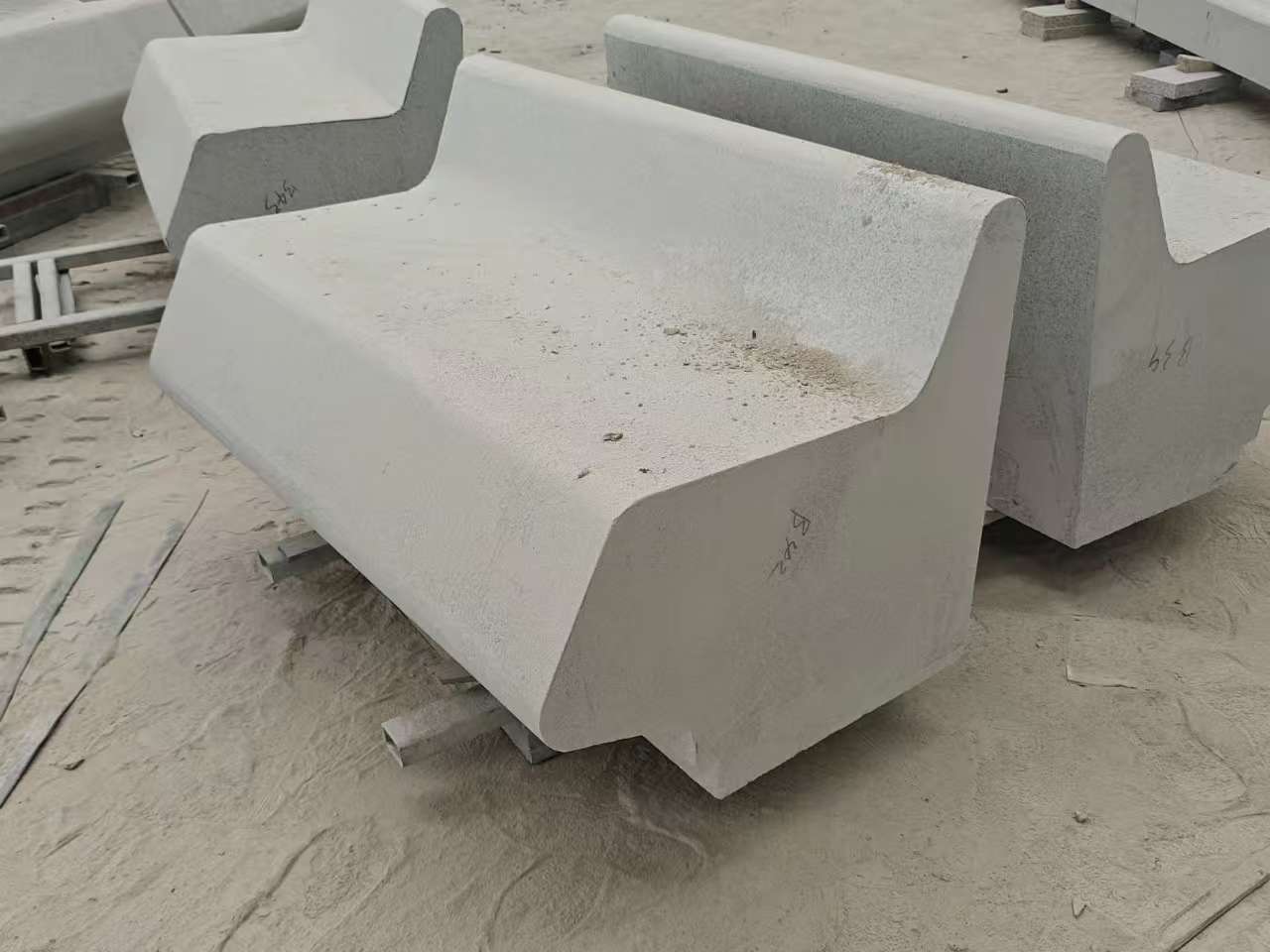 常州 芝麻白花岗岩异形坐凳，石凳