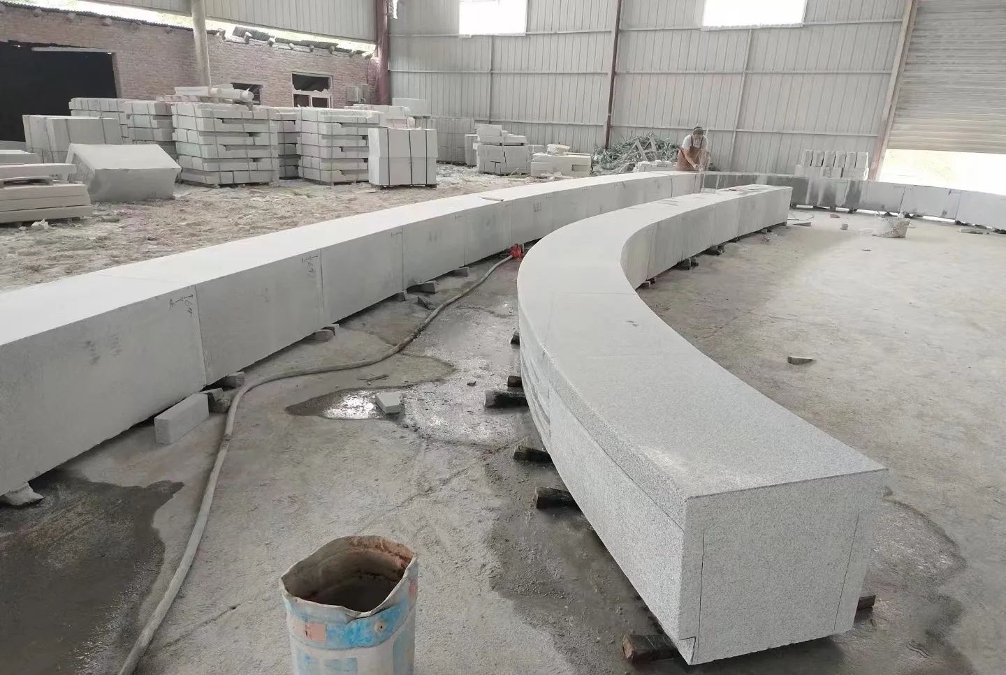 常州芝麻白花岗岩石板材 园林光面弧形坐凳