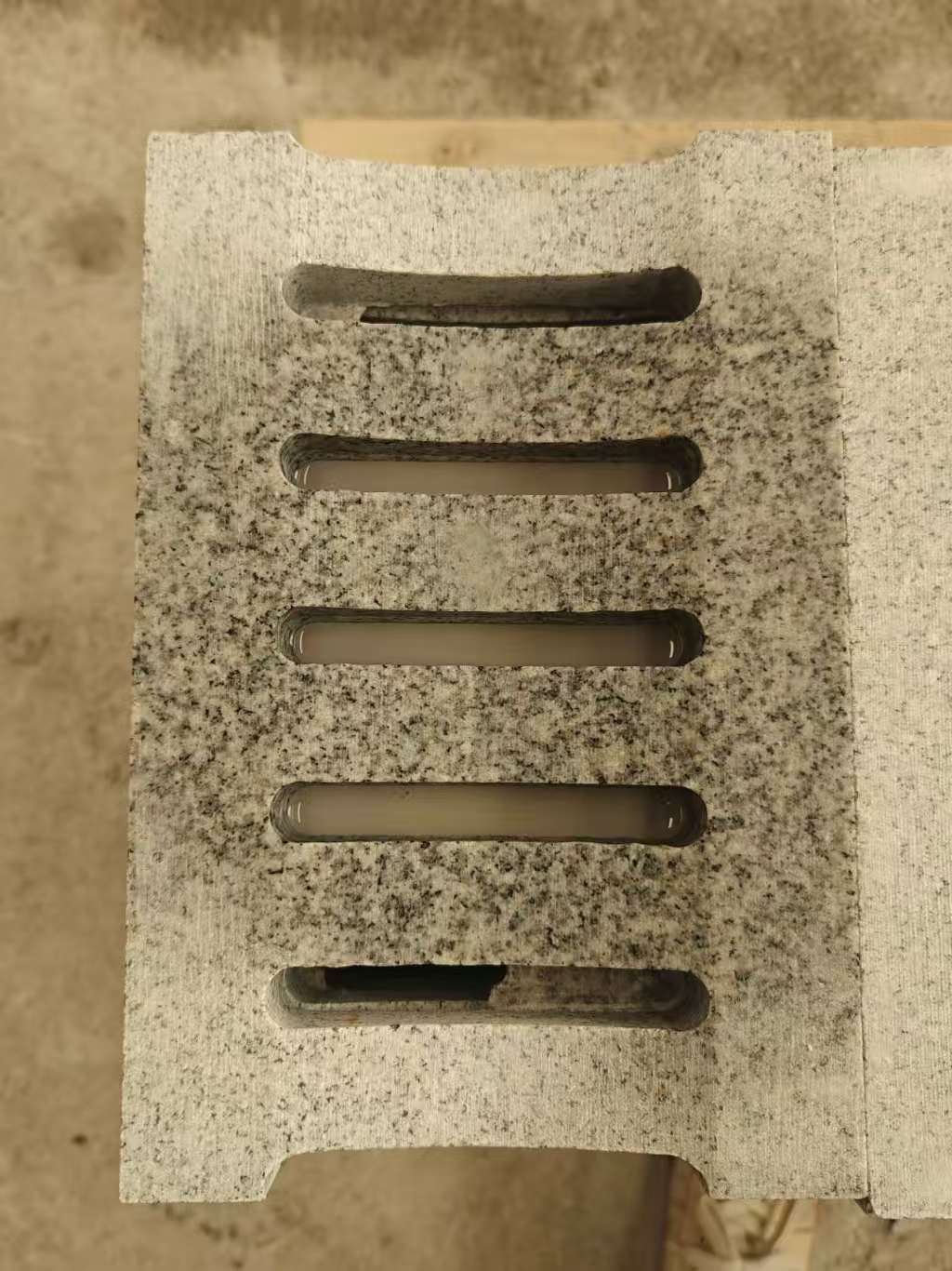 常州 芝麻白拉丝面花岗岩U型开槽排水槽