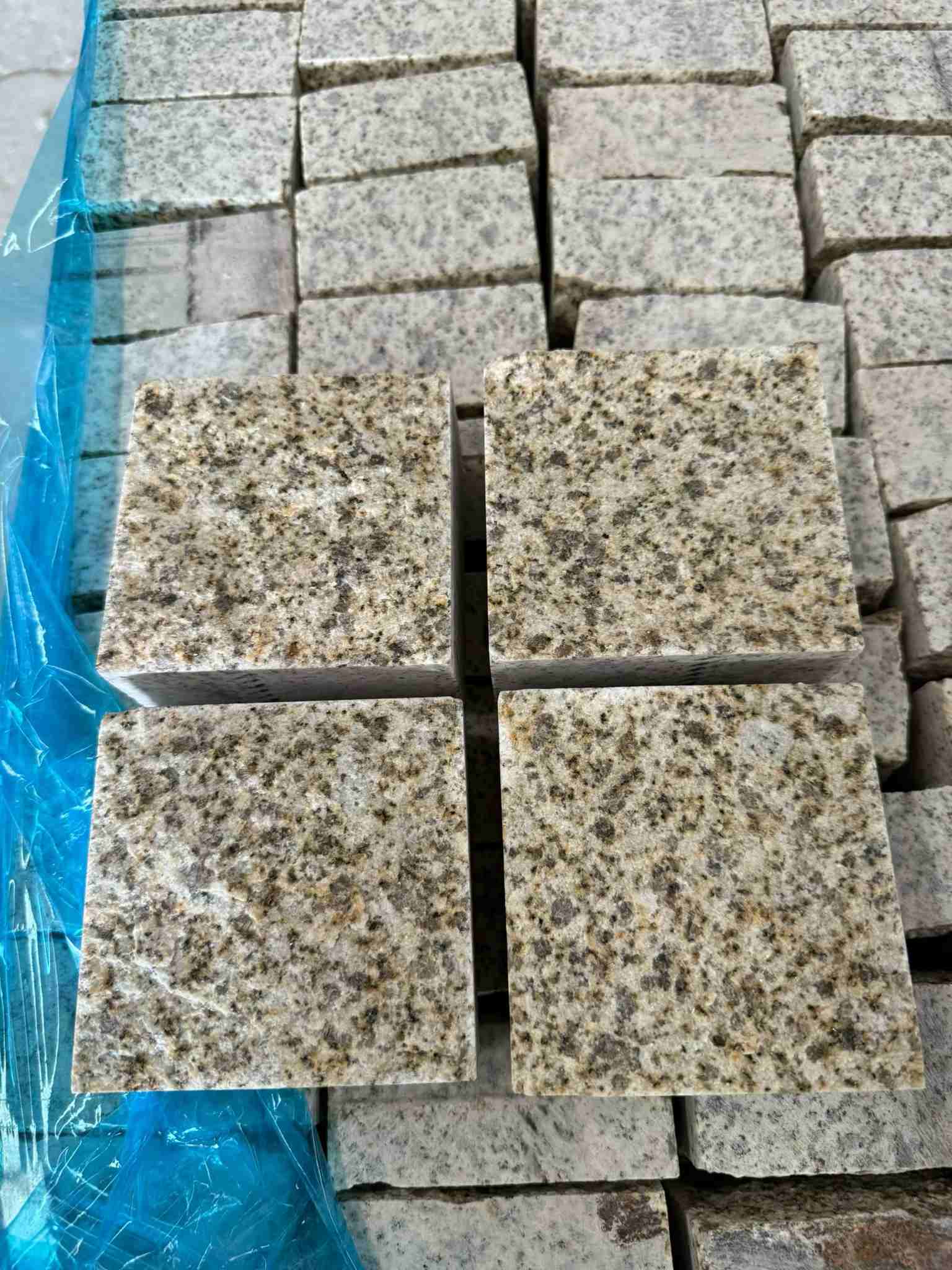 常州 黄金麻花岗岩自然面小方块，弹石，马蹄石等