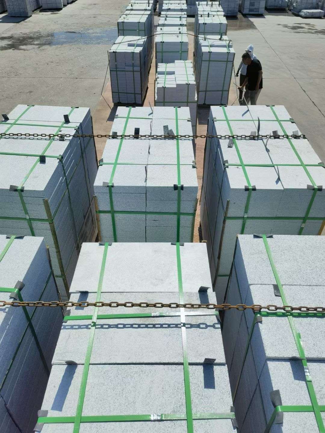 常州 芝麻白花岗岩5公分地铺石 花岗岩厂家工厂装车日常