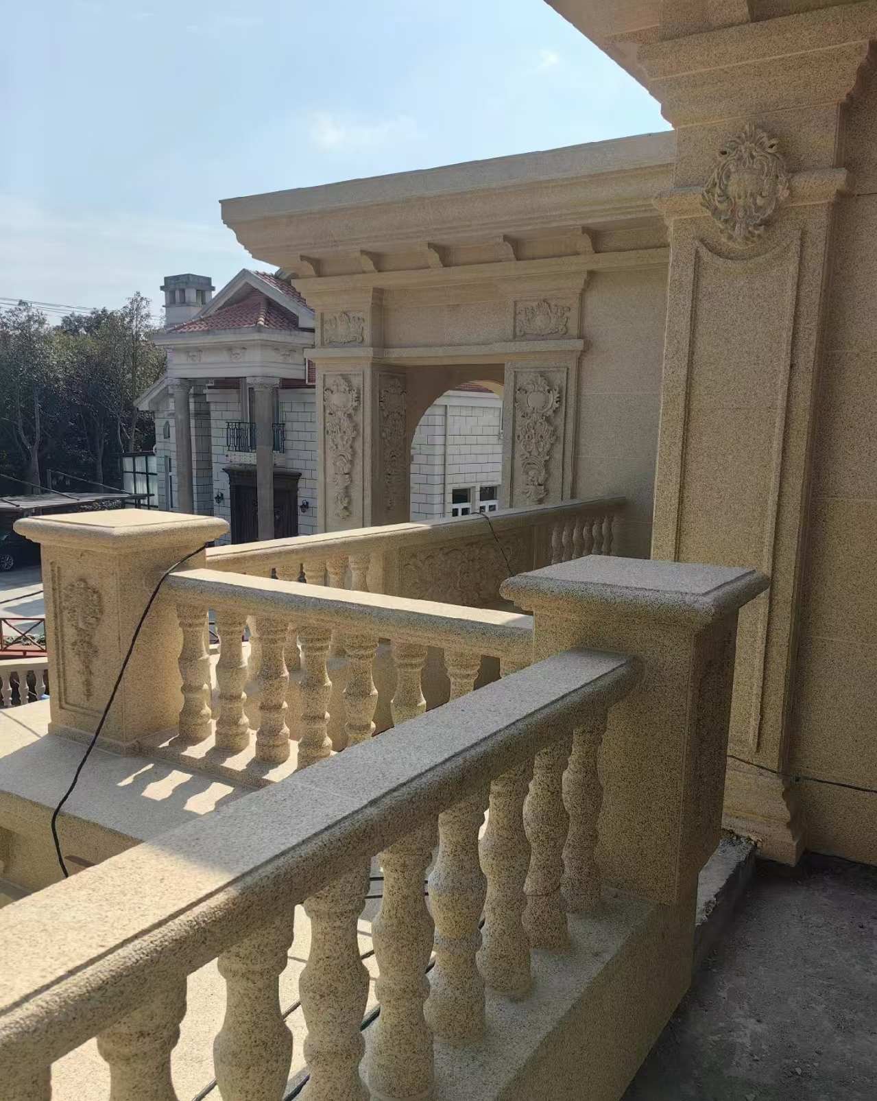 常州 黄金麻别墅外墙干挂雕花配合阳台栏杆花瓶柱