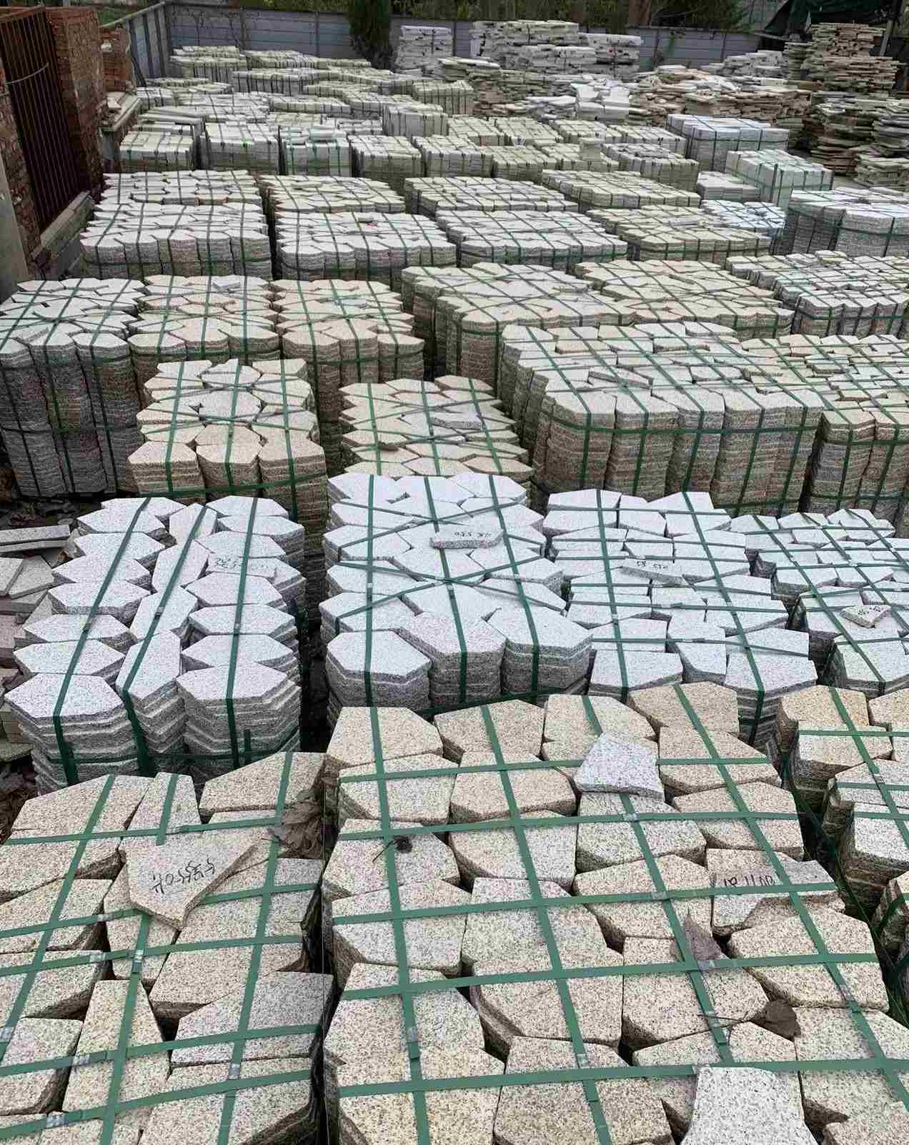 常州 黄金麻白麻花岗岩荔枝面地铺石(冰裂纹)