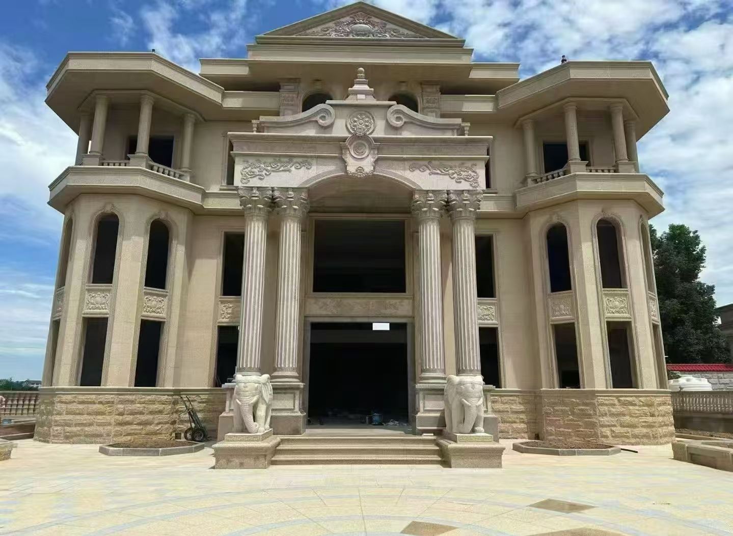 常州 黄金麻别墅外墙干挂，大柱，大象，蘑菇石，雕花板