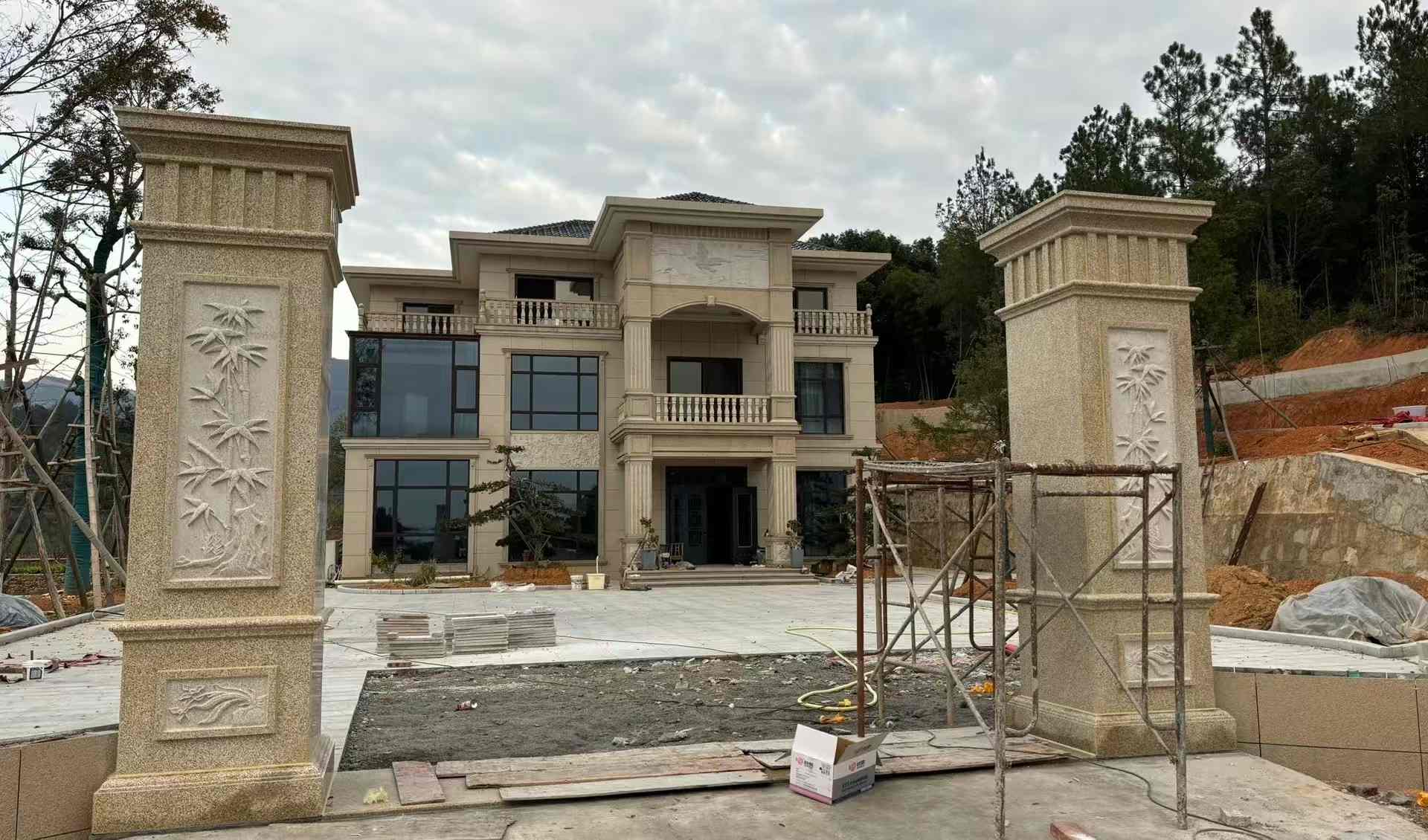 常州 黄金麻花岗岩别墅雕花外墙干挂配上门口雕花罗马柱