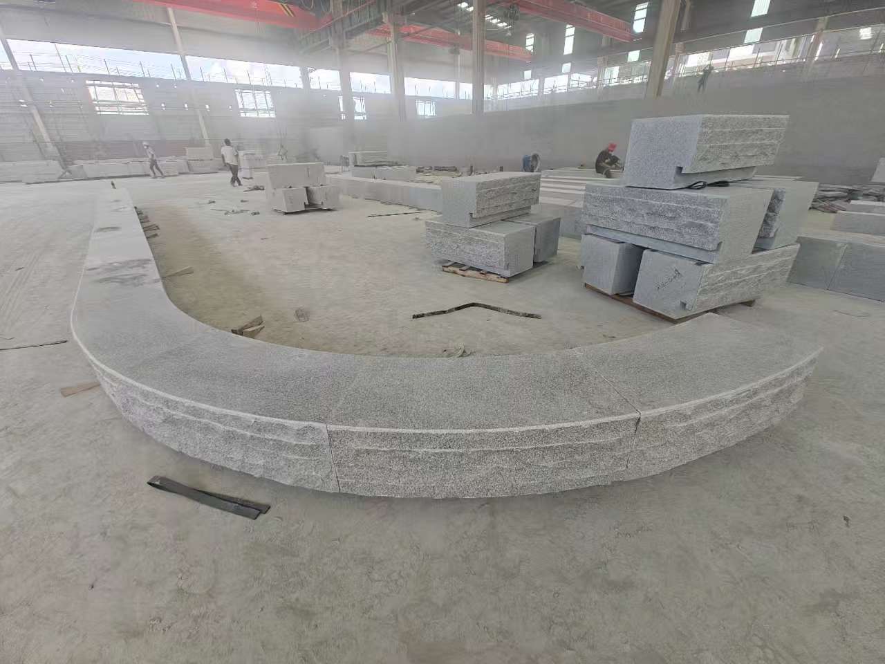 常州 芝麻白异形坐凳，自然面光面弧形加工